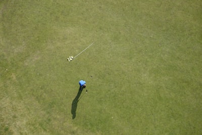航拍照片的男人打高尔夫球
